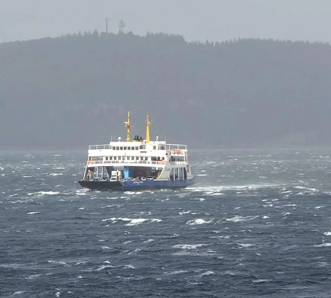 Ege Denizi'ndeki Fırtına Ulaşımı Felç Etti: Feribot Seferleri İptal