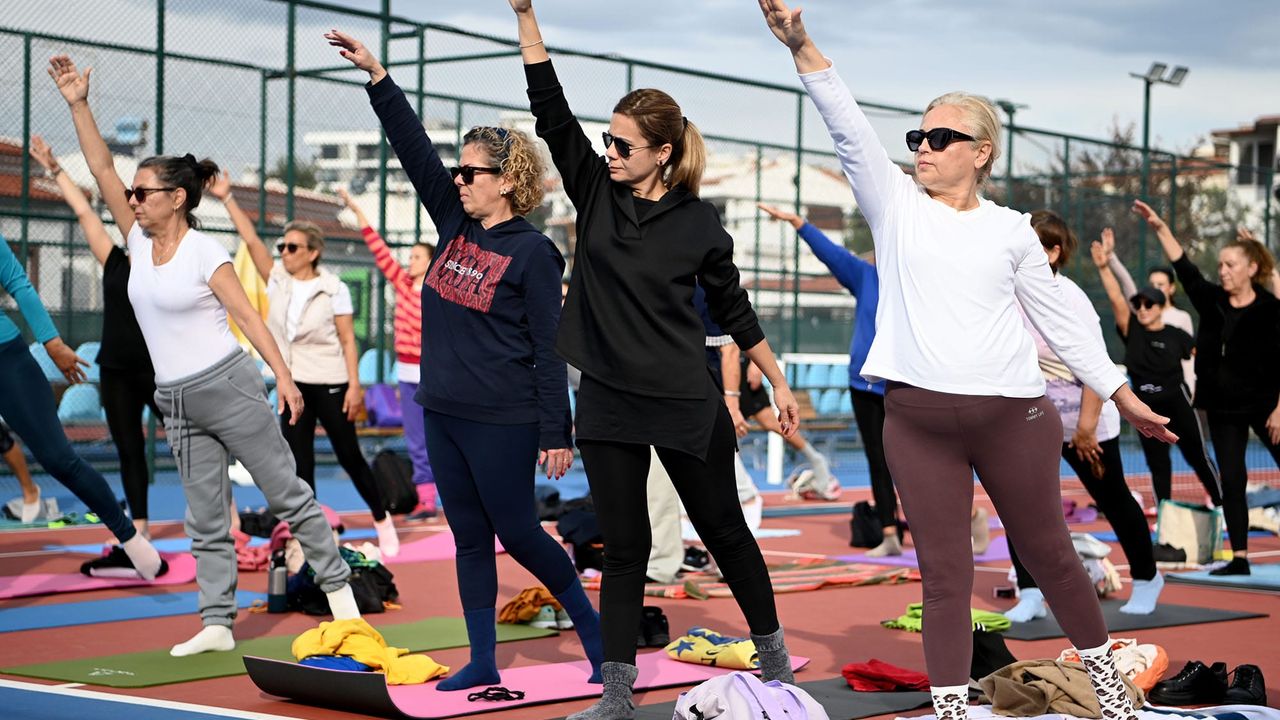 Kuşadası tenis kulübünde yoga etkinliği düzenlendi