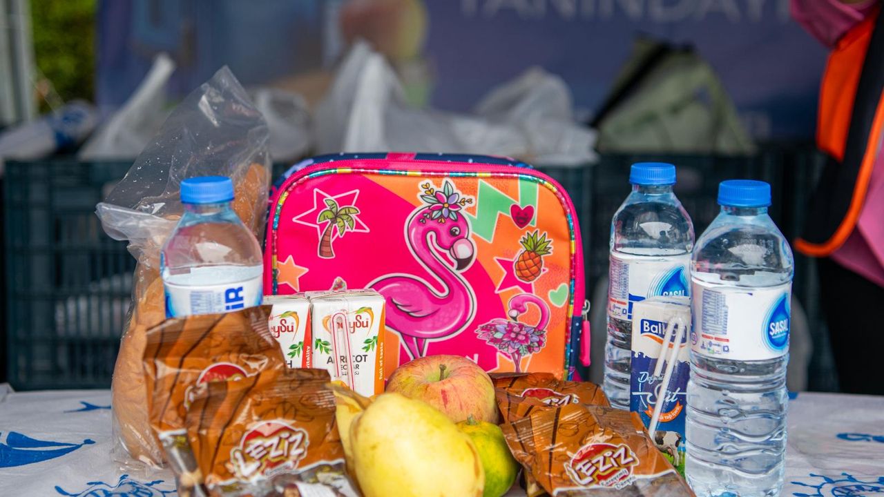 Kuşadası'nda beslenme çantalarını belediye dolduruyor