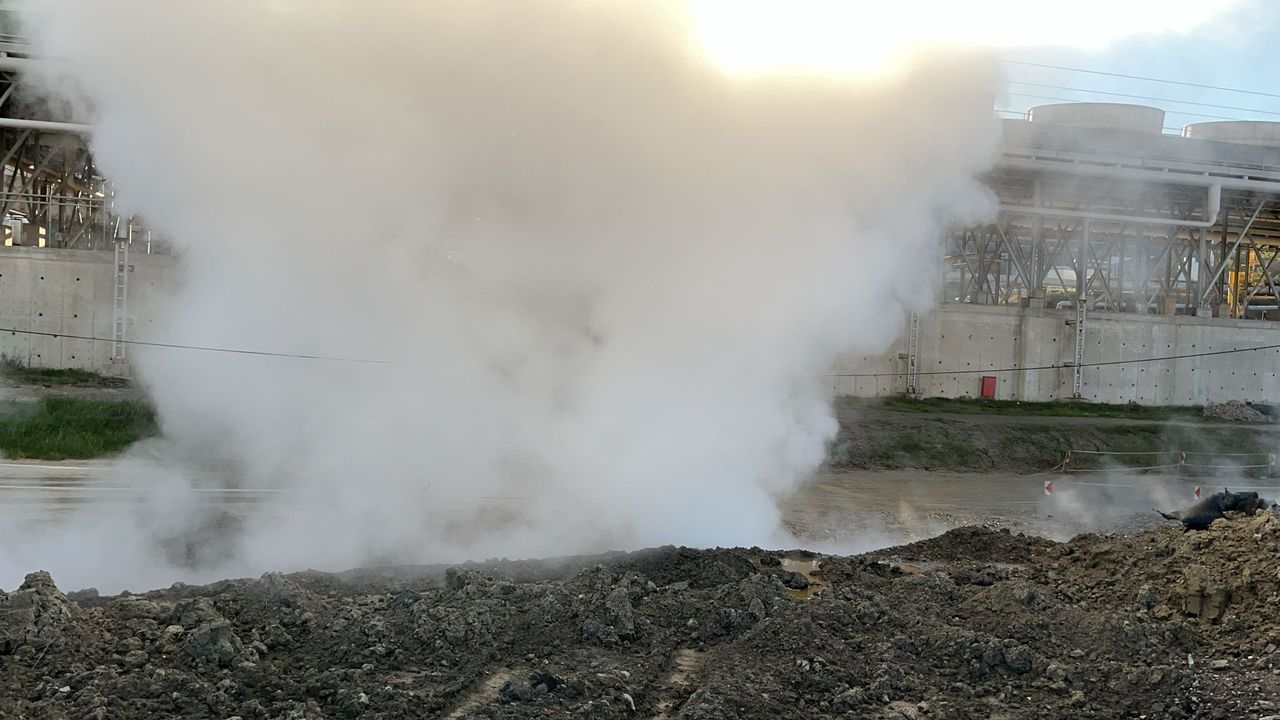 Germencik’te JES borusu patladı: Yol ulaşıma kapatıldı
