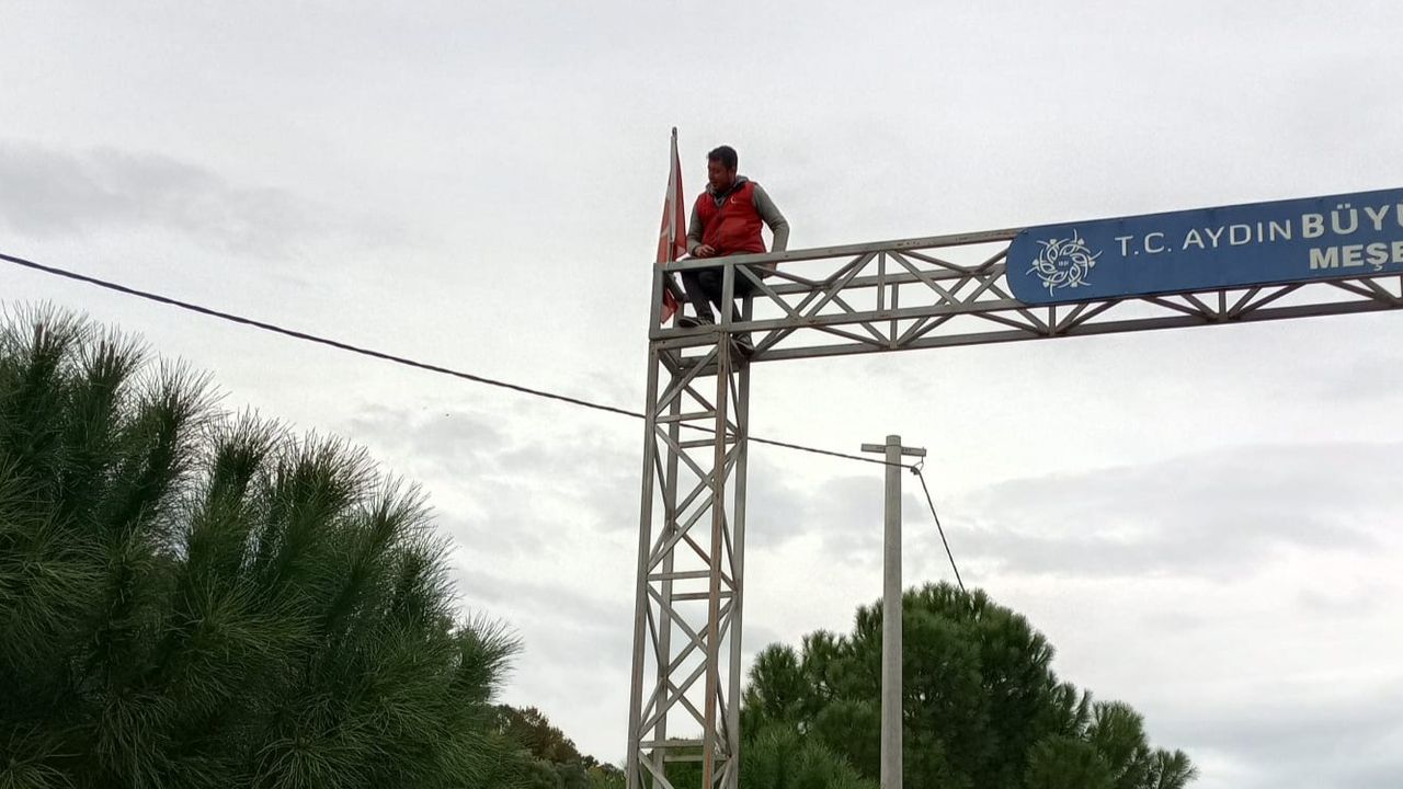 Bayrak için toteme tırmandı: Ayyıldız: “Bayrak için canım feda”