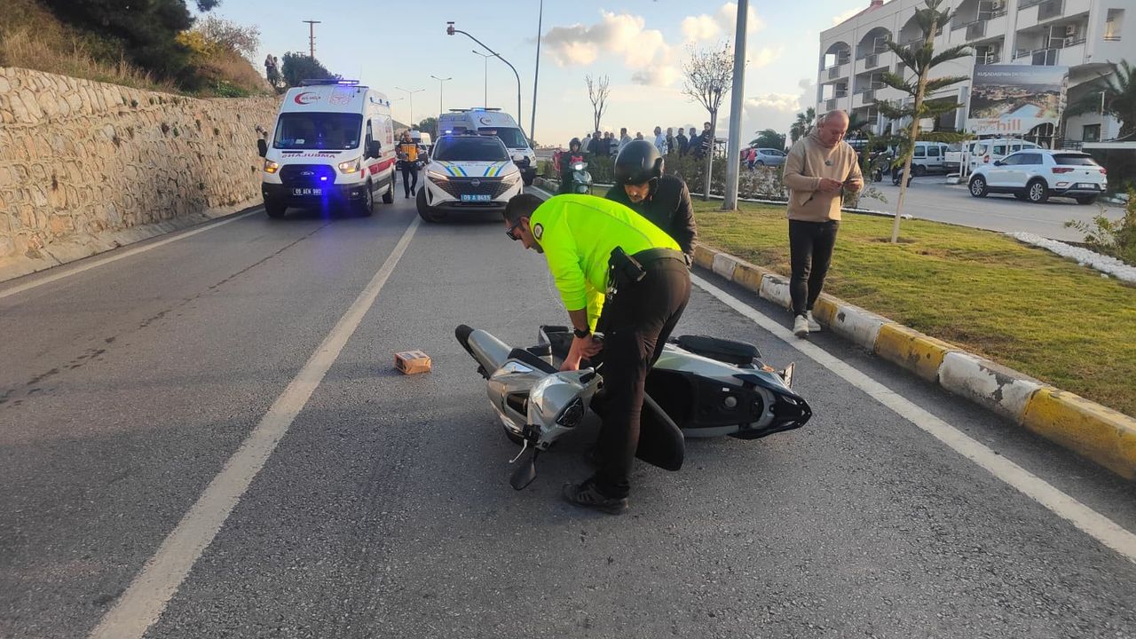 Kuşadası'nda motosiklet refüje çarptı: 1 ölü, 1 yaralı