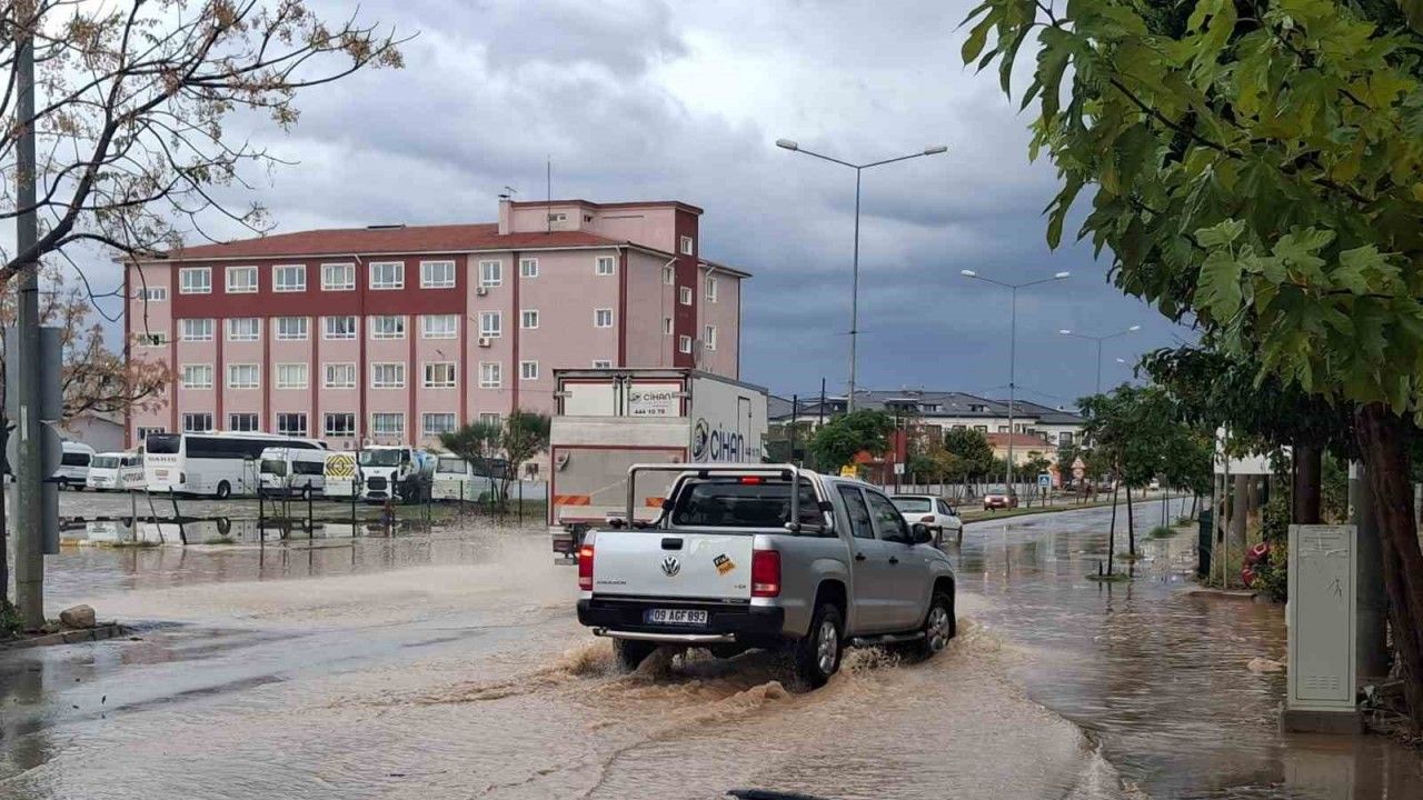 Didim’de sağanak yağış etkili oldu