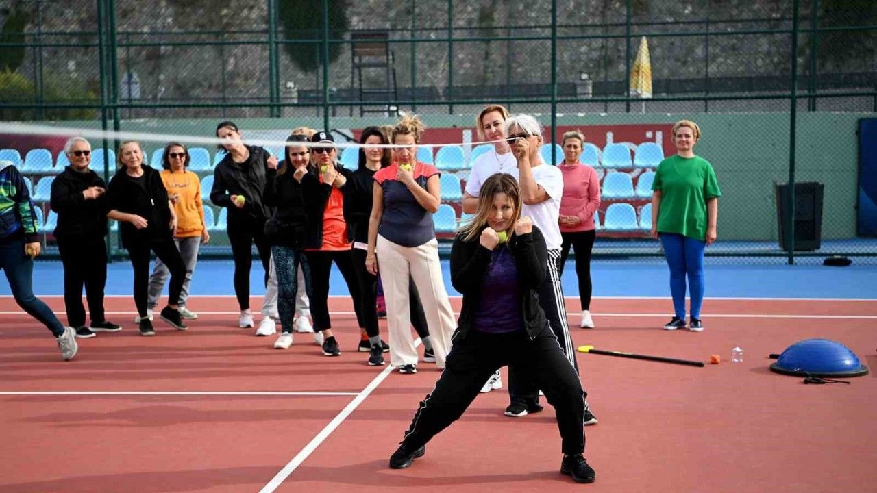 Kuşadası’nda kadınlara ‘Yakın Savunma Teknikleri’ eğitimi verildi